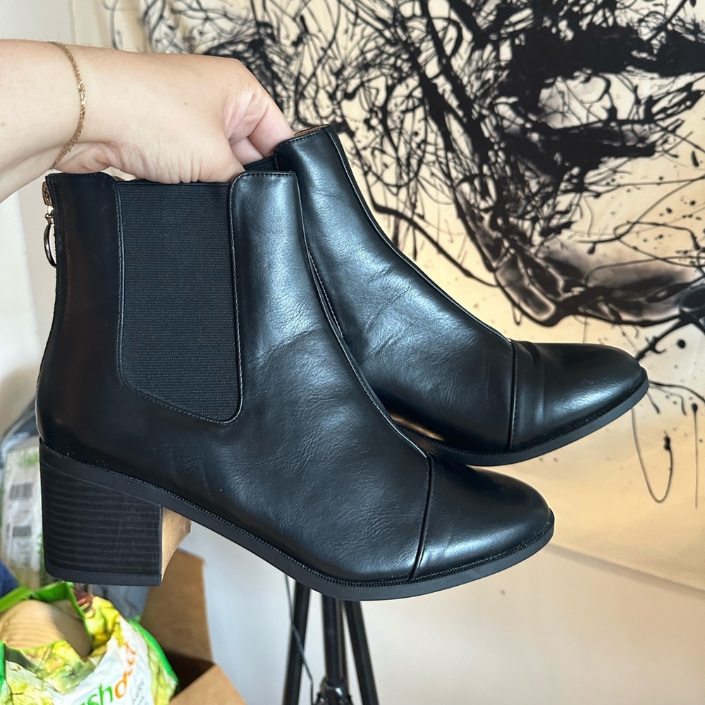 Journee SZ 10 black boots - worn once!